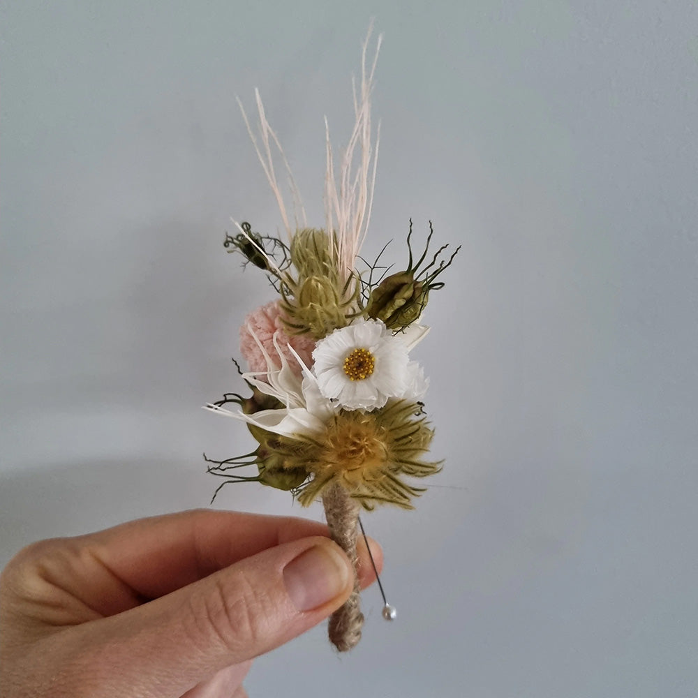 Dried Flower Button Hole - white/pink